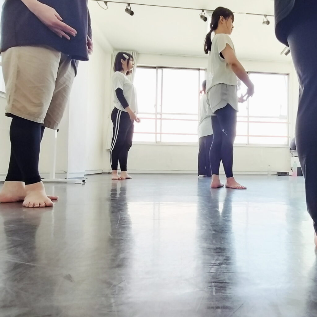 バレエスタジオでポーズをとる大人の生徒たち アンバレエクラス 馬場稽古スタジオ