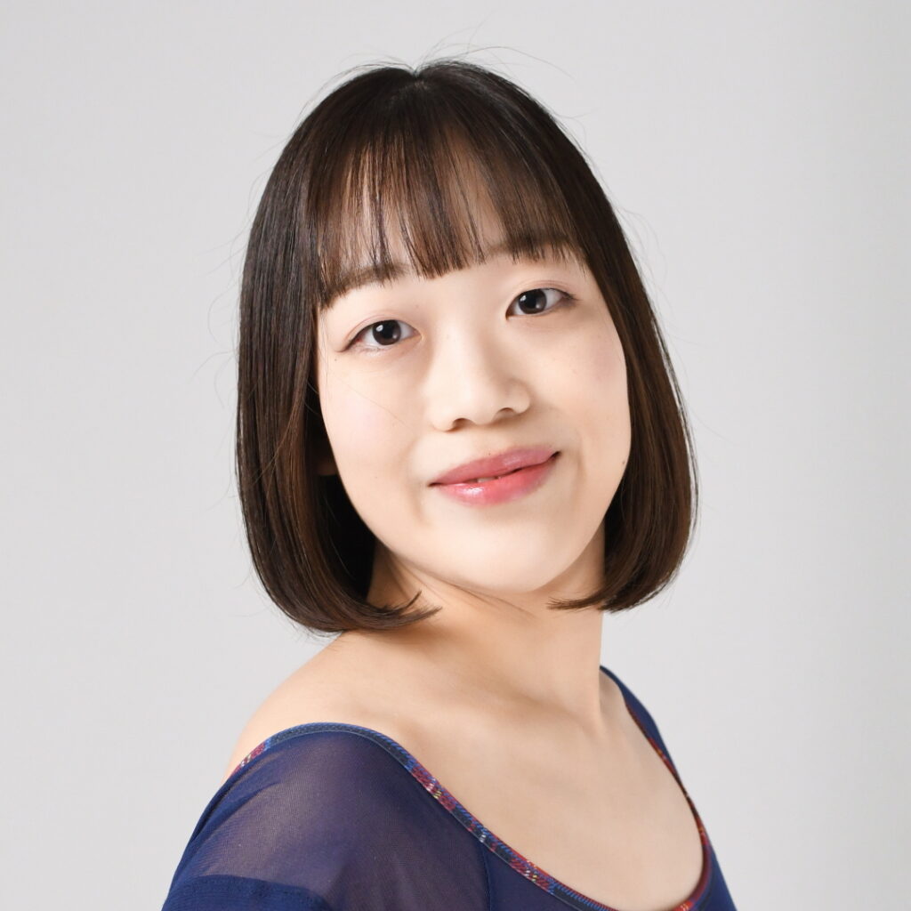バレエ講師・田居杏が笑顔で立っているプロフィール写真 アンバレエクラス unballetclass